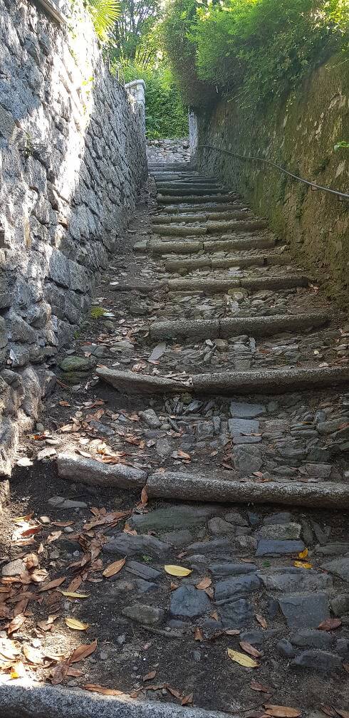 Aufstieg zum Sacro Monte d’Orta vom Ortsinneren von Orta San Giulio